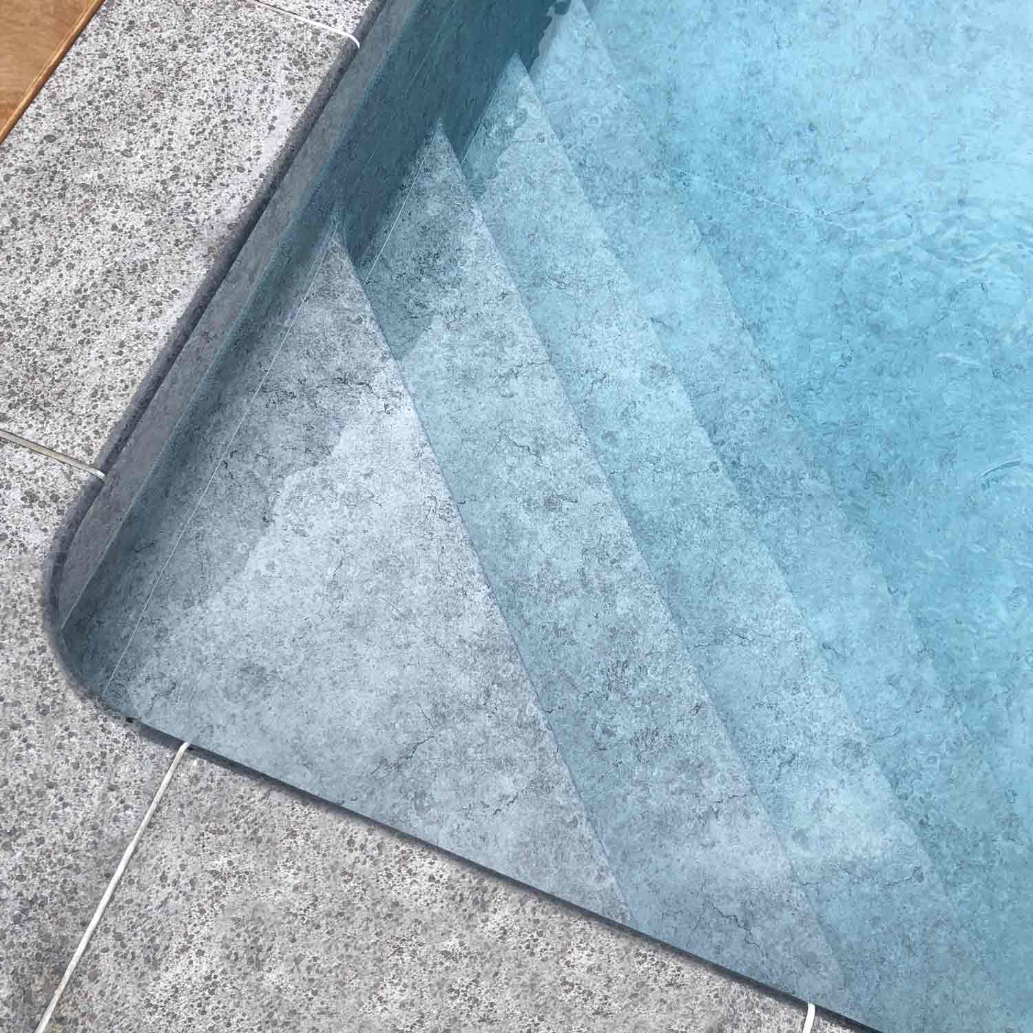 Escalier angle piscine 
